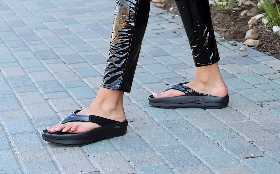 Women's OOmega Sandal - Black